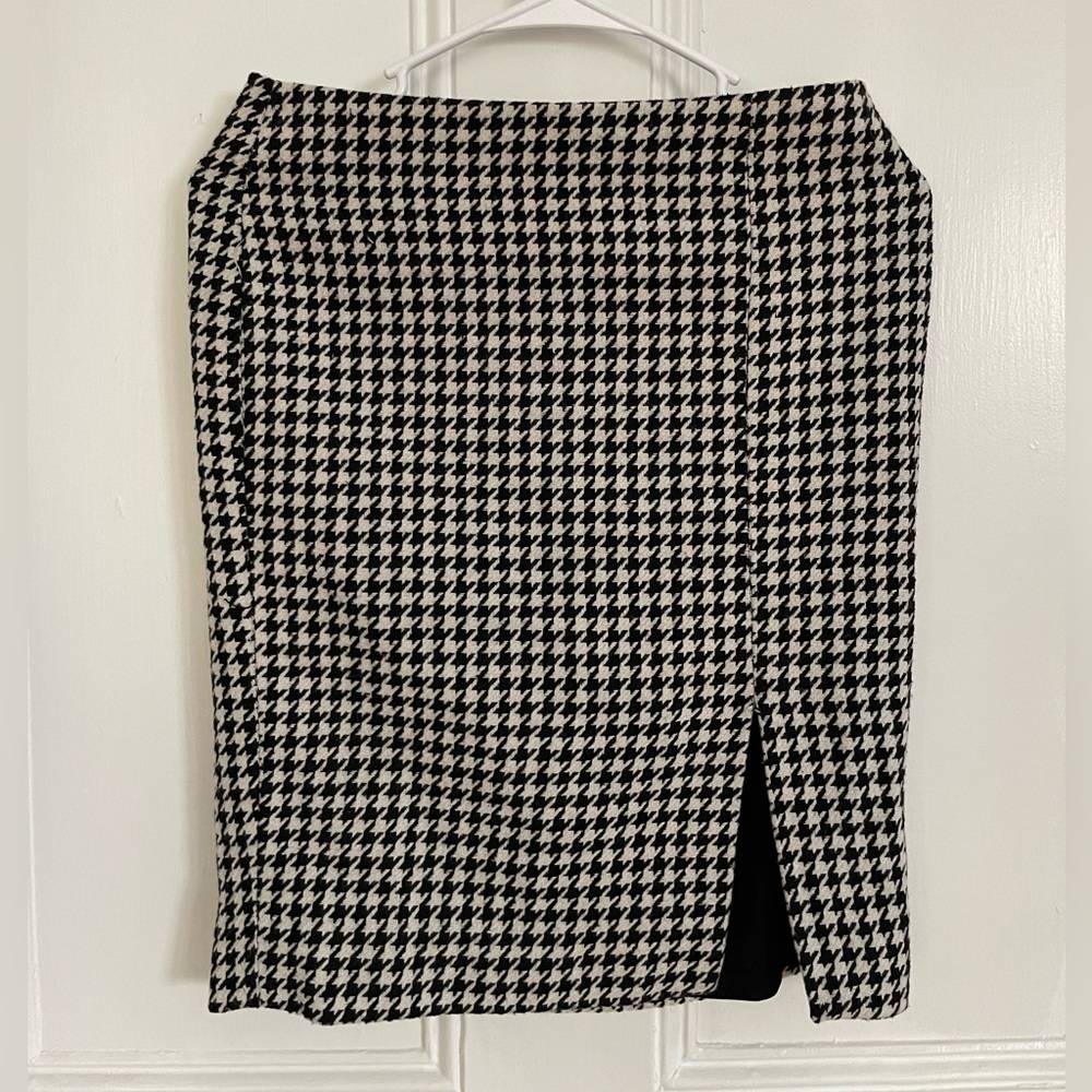 White House Black Market Black and White Hounds Tooth Wool Pencil Skirt. Size 0